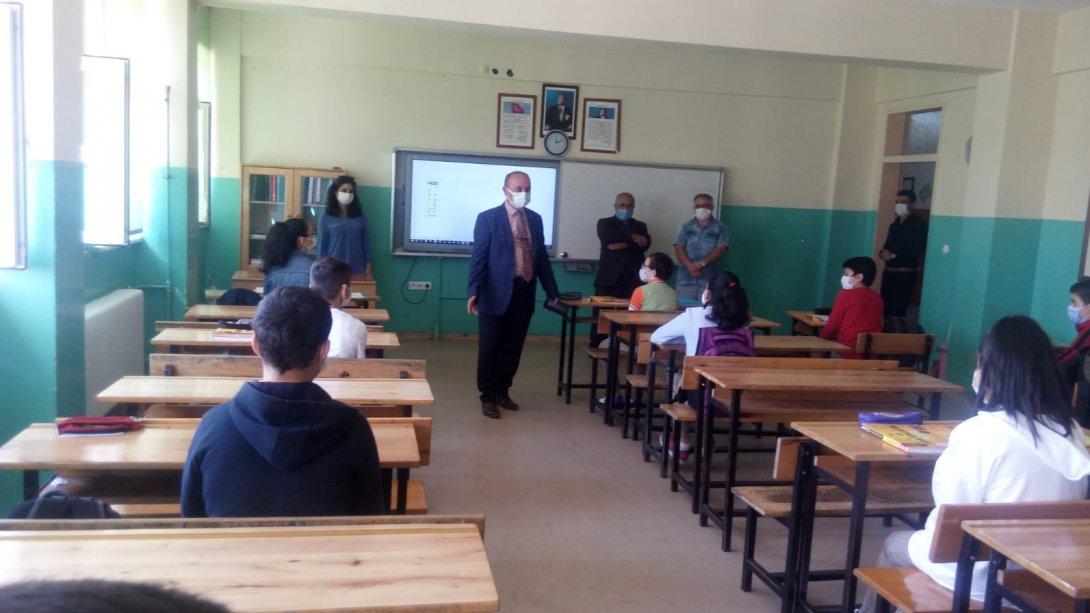 İlçe Milli Eğitim Müdürümüz Sayın  Konuralp USTA  Şehit Yusuf Özmen ilkokulu/Ortaokulu Müdürlüğünü ziyaret ederek okul öğrencileriyle bir araya geldi.