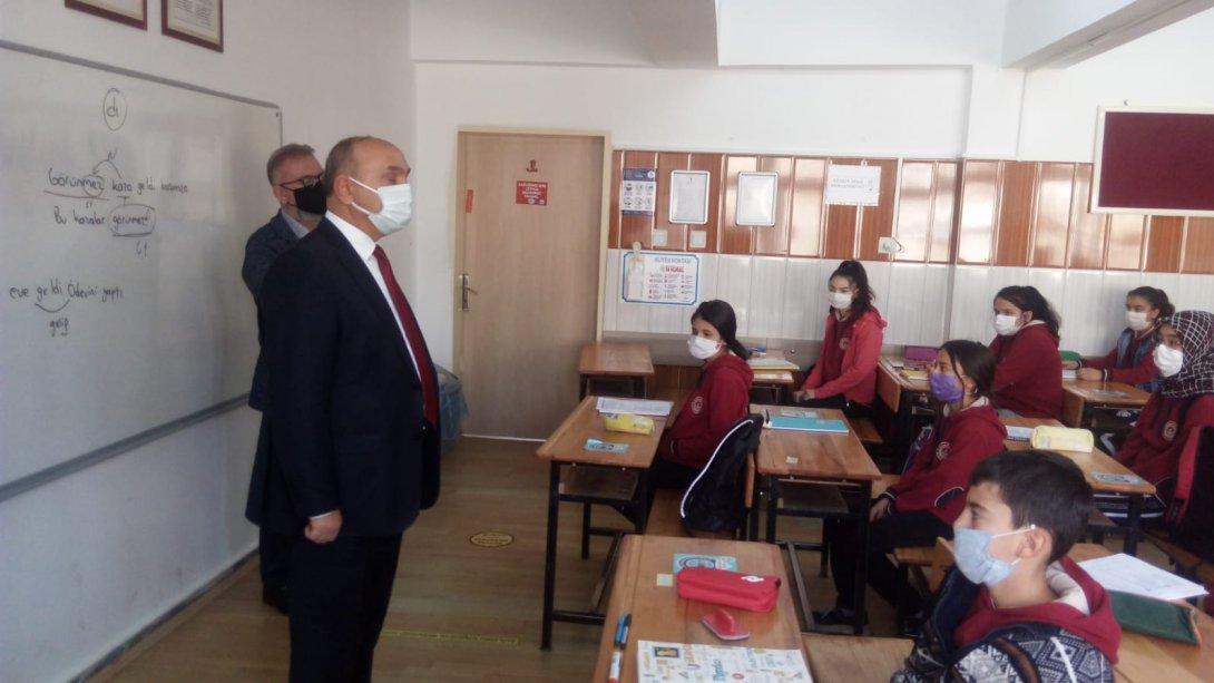 İlçe Milli Eğitim Müdürümüz Sayın Konuralp USTA Saraycık ilkokulu/Ortaokulu Müdürlüğünü ziyaret ederek okul öğrencileriyle bir araya geldi.