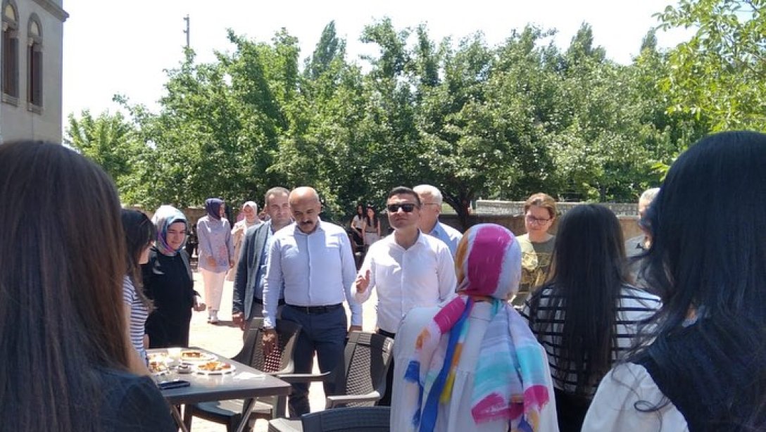 ÇEDES PROJESİ KAPSAMINDA MÜDÜRLÜĞÜMÜZE BAĞLI FATMA ÖMER LÜTFİ ARITAN ANADOLU LİSESİ ve FATİH KUR'AN KURSU İŞ BİRLİĞİYLE KAHRAMANMARAŞ İLİ GÖKSUN İLÇESİ ERİCEK ANADOLU LİSESİ İDARECİ, ÖĞRETMEN ve ÖĞRENCİLERİMİZ İLÇEMİZE ZİYARETTE BULUNDULAR.