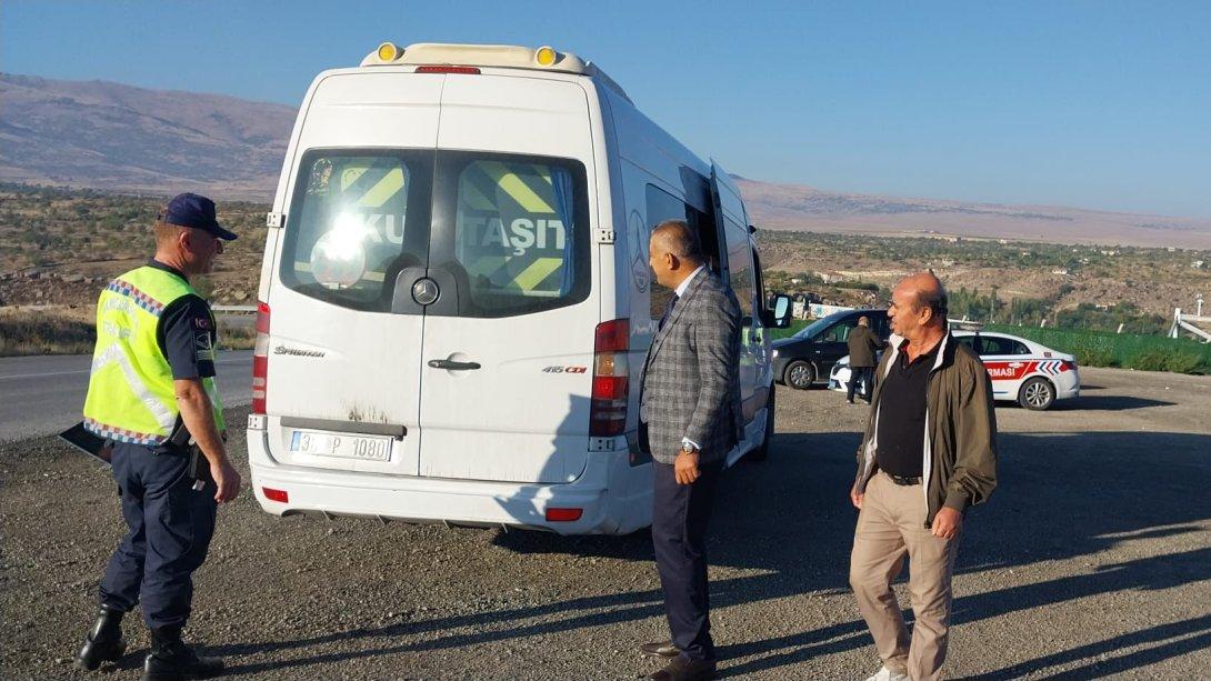 İlçe Milli Eğitim Şube Müdürü Mehmet Gökhan ASLAN başkanlığında Jandarma Trafik ekipleriyle birlikte Taşıma öğrenci servisleri denetimi yapıldı.