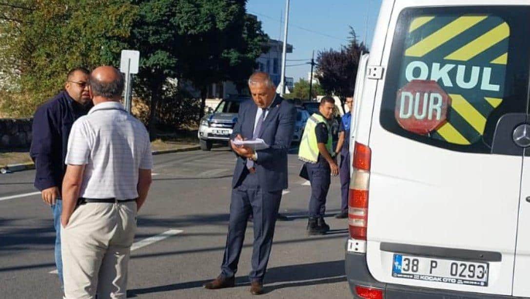 İlçe Milli Eğitim Şube Müdürü Mehmet Gökhan ASLAN başkanlığında Kızılören Osman Kulaç İlkokulu ve Kızılören Parlaklar Ortaokulu Taşıma öğrenci servisleri denetimi yapıldı.