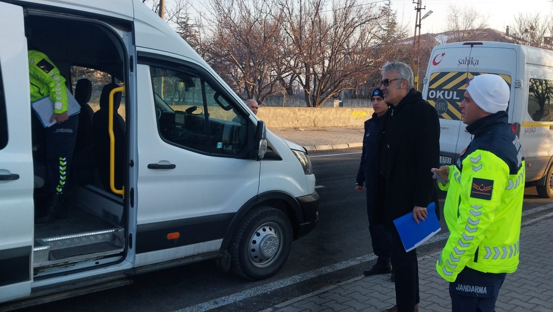 Taşımalı eğitime bağlı okullarımızdaki servis denetimleri Şube Müdürümüz Sayın Sezai ONAÇ nezaretinde gerçekleştirildi.